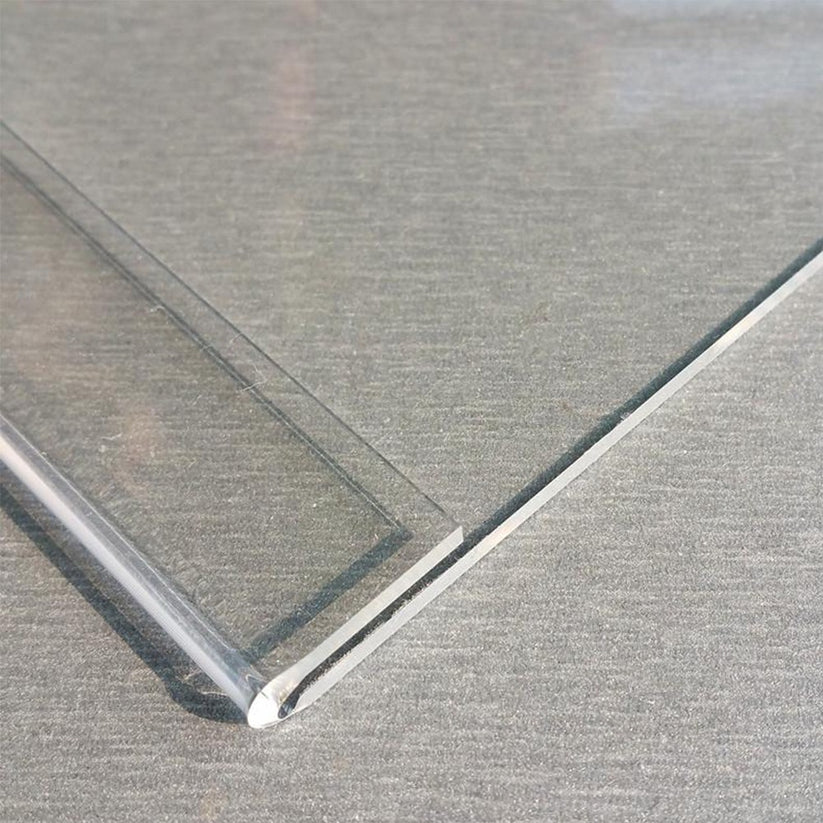 Display de plastic – suport stabil, ideal pentru expunere